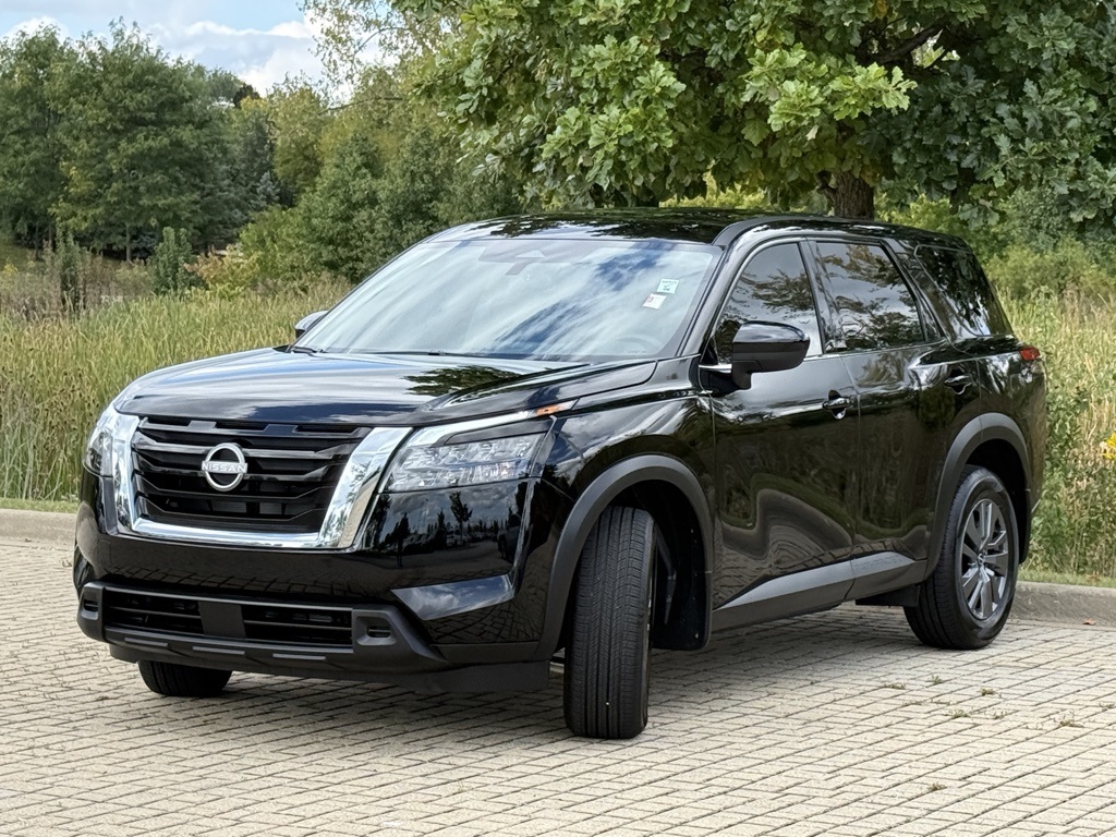 2025 Nissan Pathfinder S photo 3