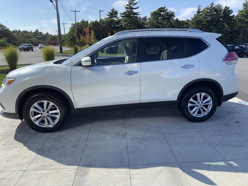2016 Nissan Rogue SV photo 2