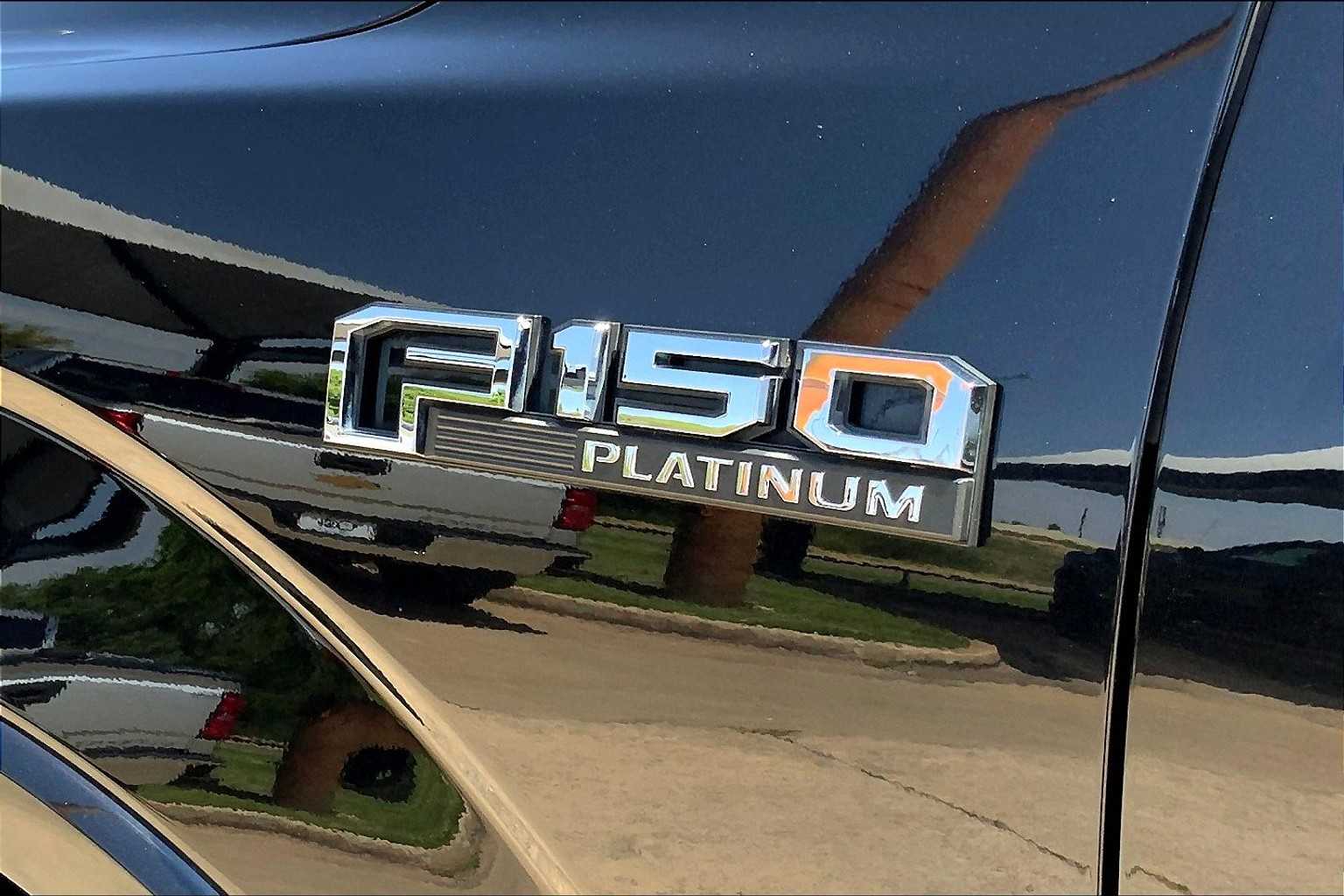 2015 Ford F-150 Platinum photo 31