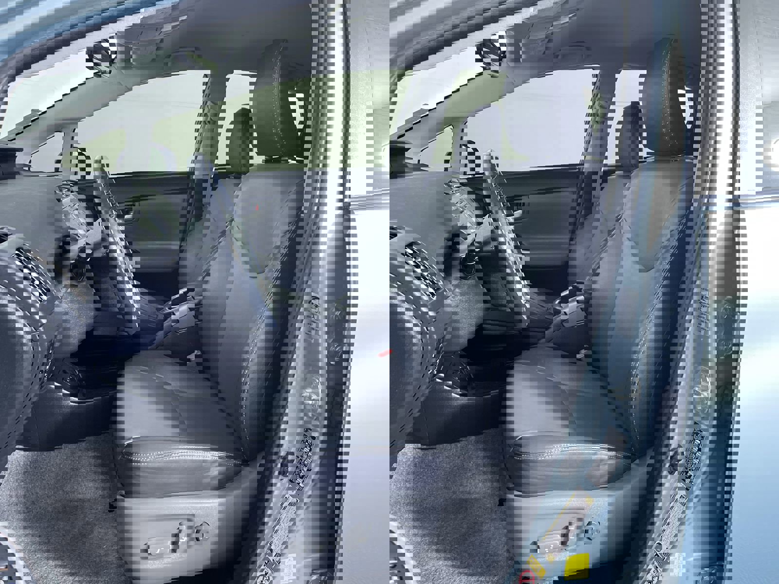 2015 Toyota Prius Four photo 13