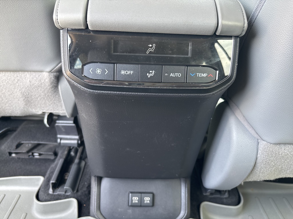 2021 Toyota Highlander XLE photo 22