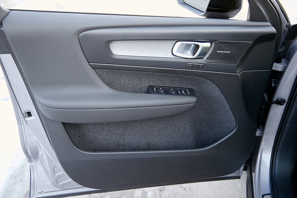 2026 VOLVO XC40 - Image 9