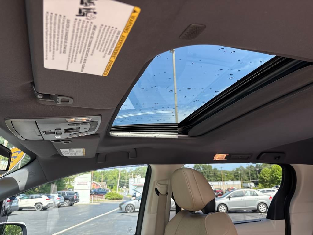2022 Toyota Sienna Limited photo 18