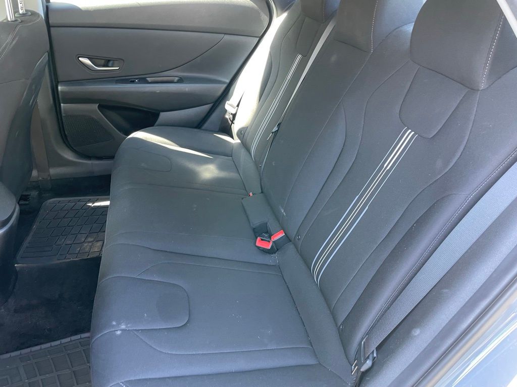 2023 Hyundai Elantra SEL photo 6