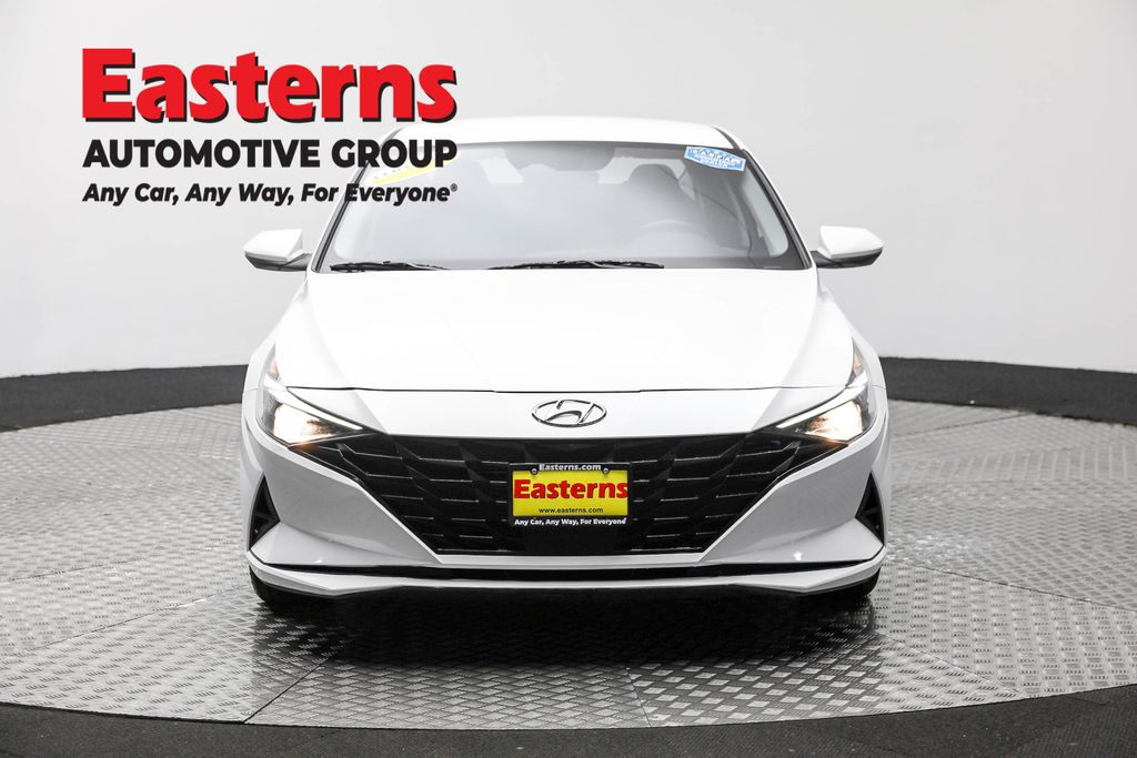 2022 Hyundai Elantra SEL Convenience photo 2