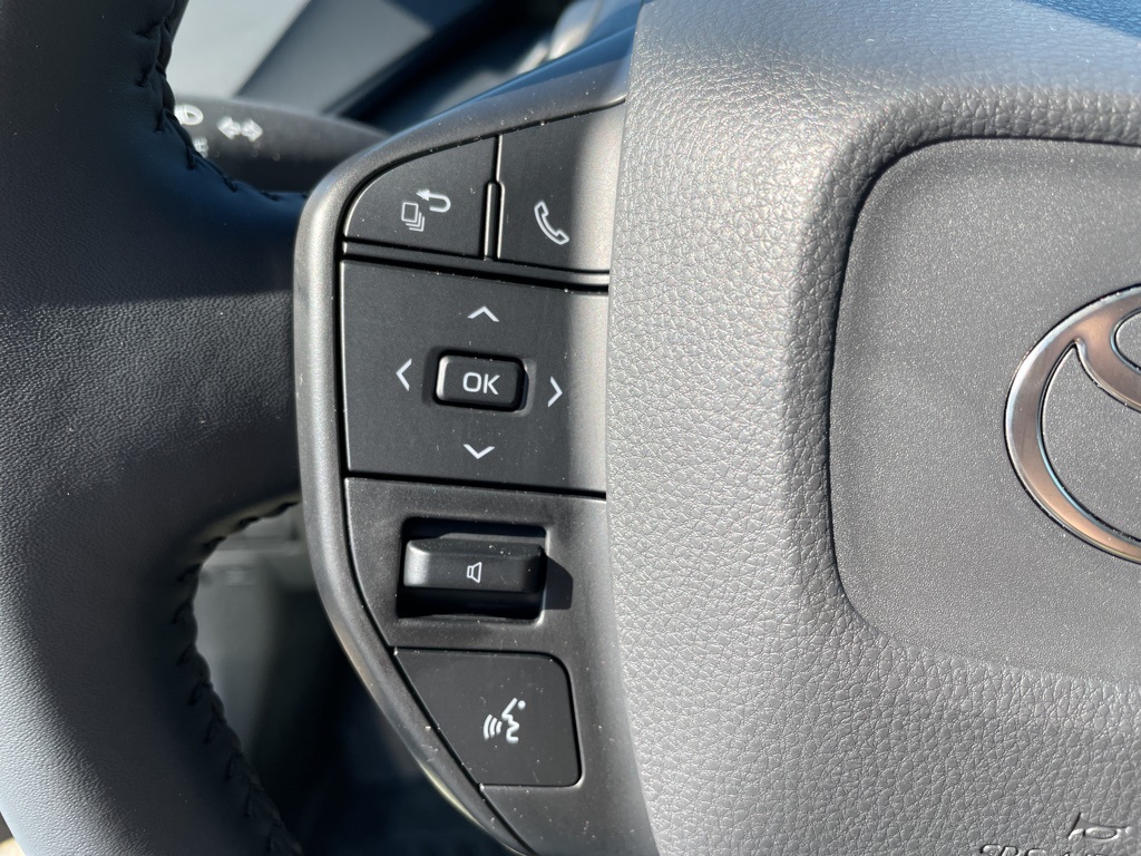 2025 Toyota Prius LE photo 14