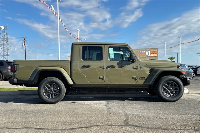 2025 Jeep Gladiator Sport S photo 2