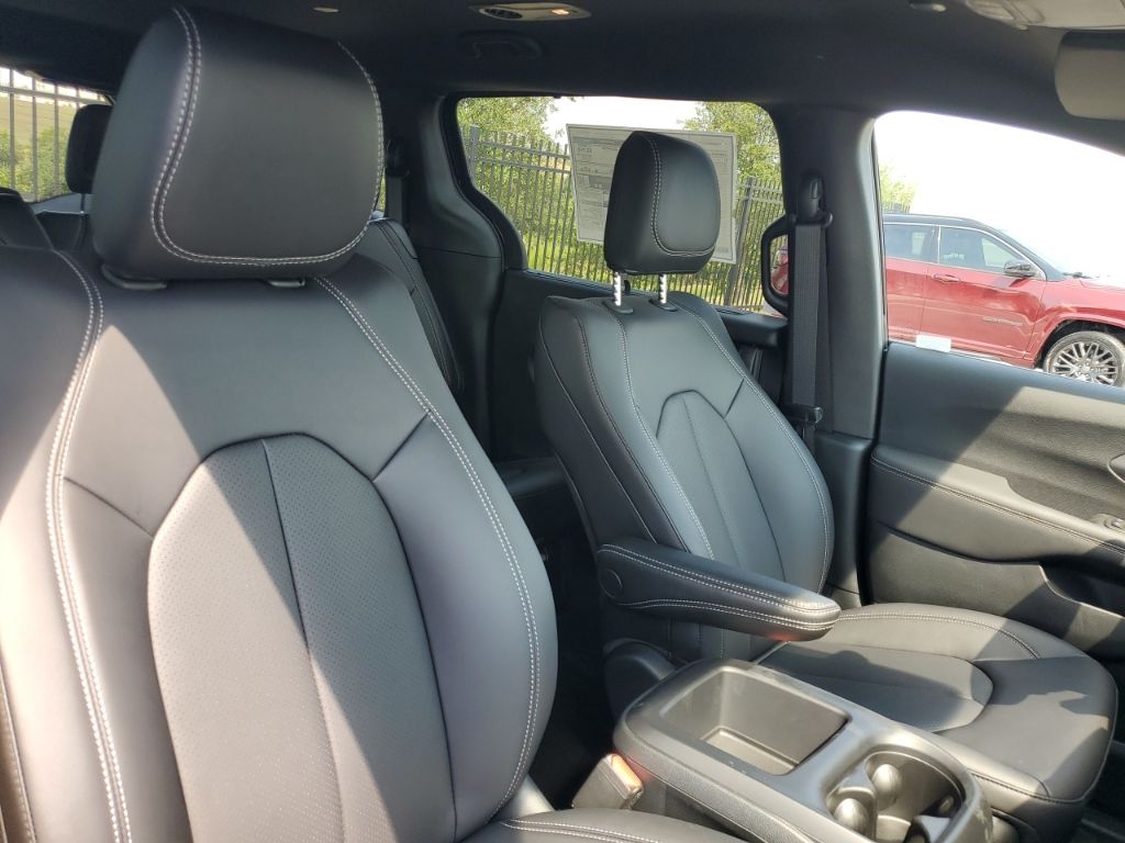 2026 Chrysler Voyager LX photo 15