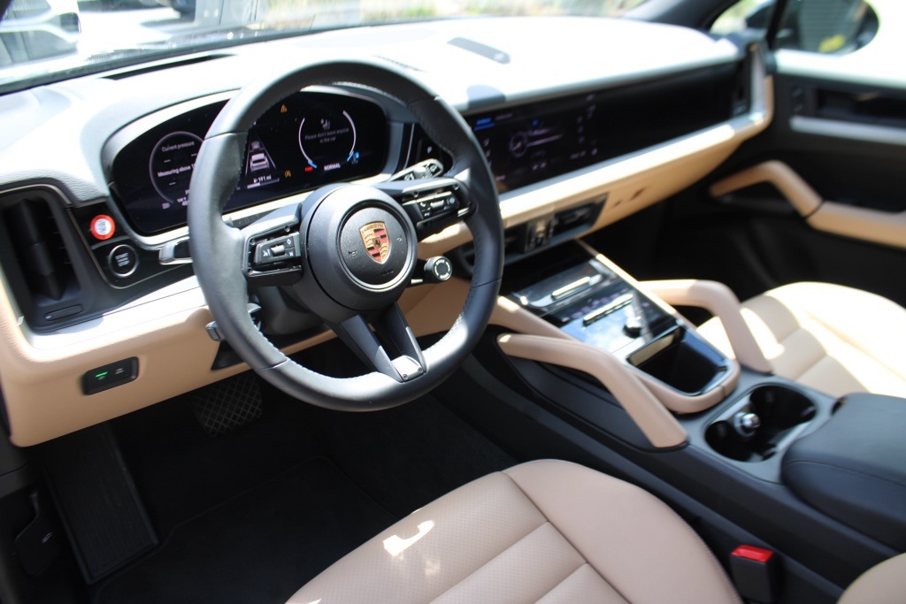 2025 Porsche Cayenne Base photo 4