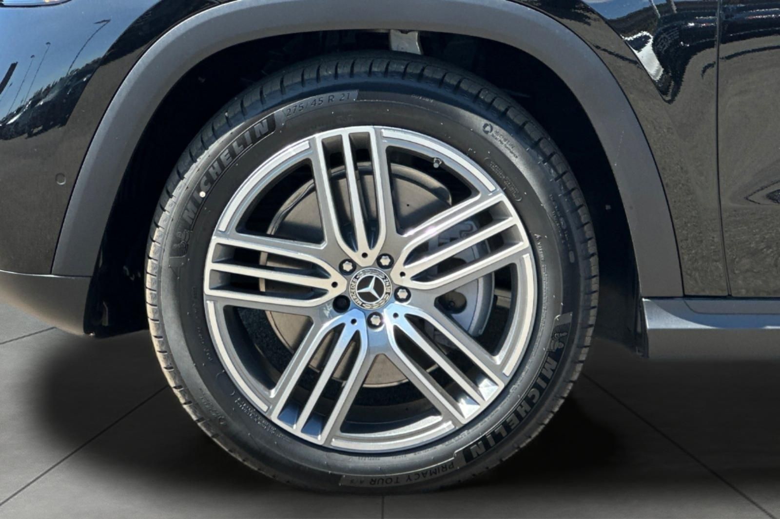 2025 Mercedes Benz GLS 450 4MATIC photo 4