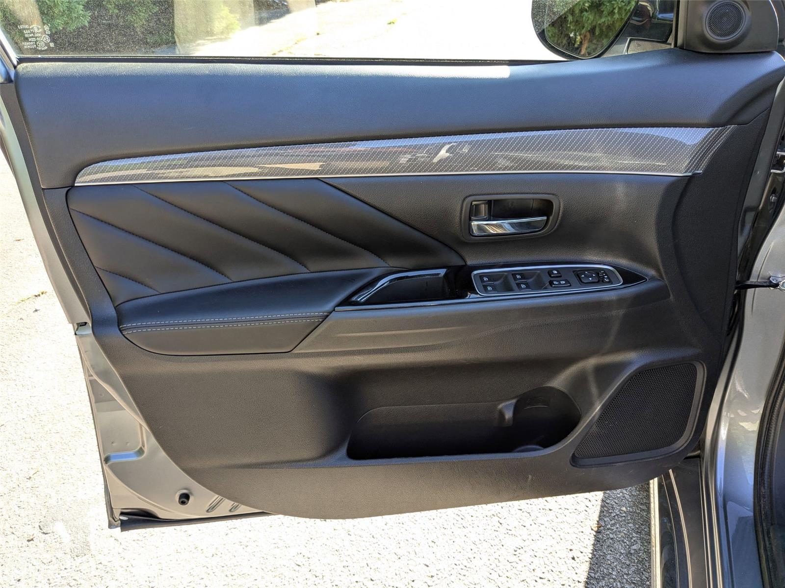 2020 Mitsubishi Outlander PHEV SEL photo 10