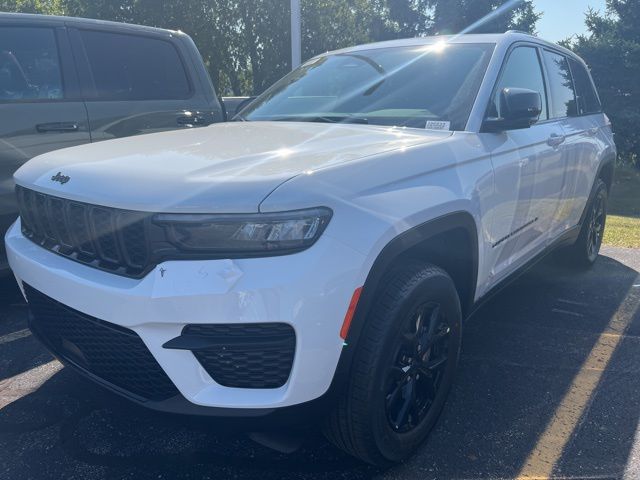 2025 Jeep Grand Cherokee Laredo Altitude photo 3