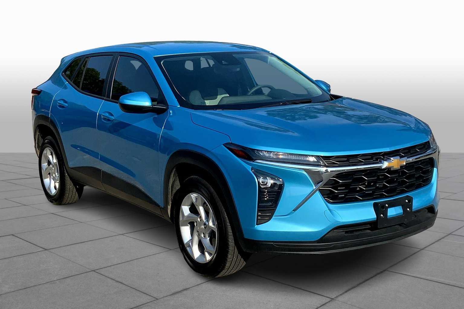 2025 Chevrolet Trax LS photo 2