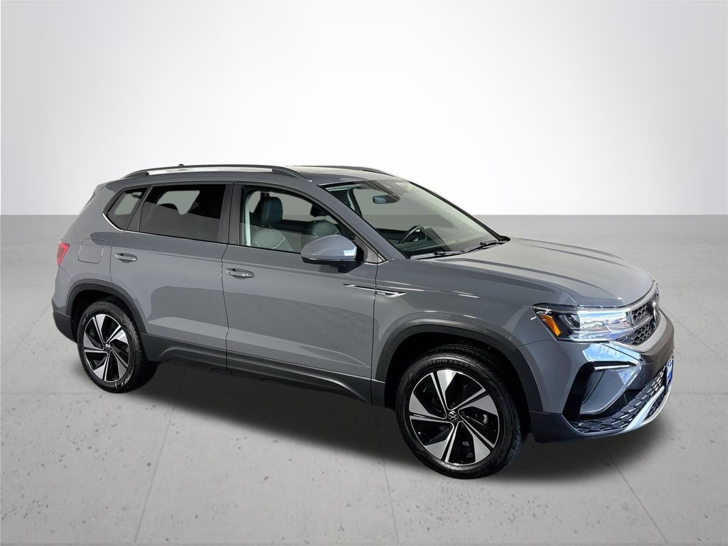 2024 Volkswagen Taos SE photo 4