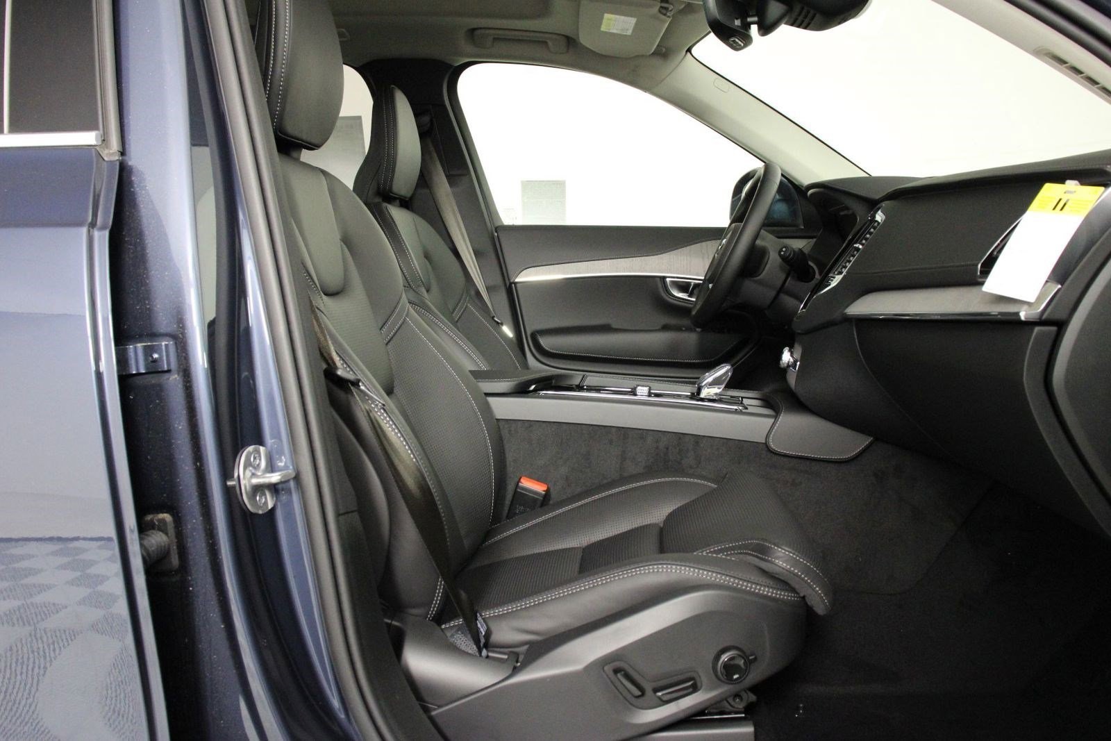 2025 Volvo XC90 photo 9