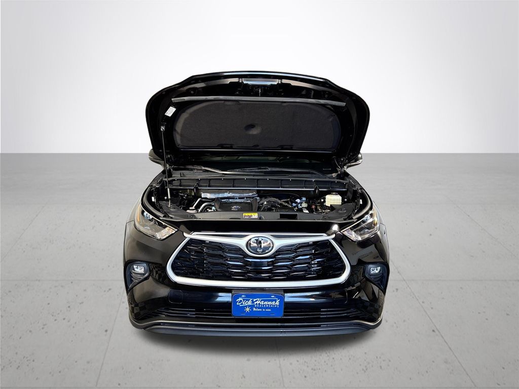 2023 Toyota Highlander LE photo 20