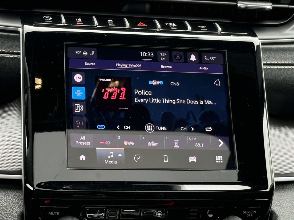 2025 Jeep Grand Cherokee Laredo photo 2