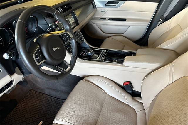2020 Jaguar XF 25t Prestige photo 9