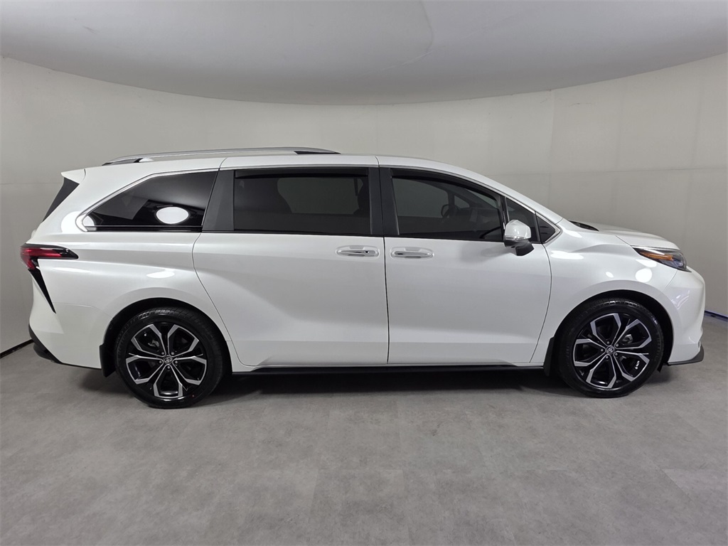 2025 Toyota Sienna Platinum photo 3
