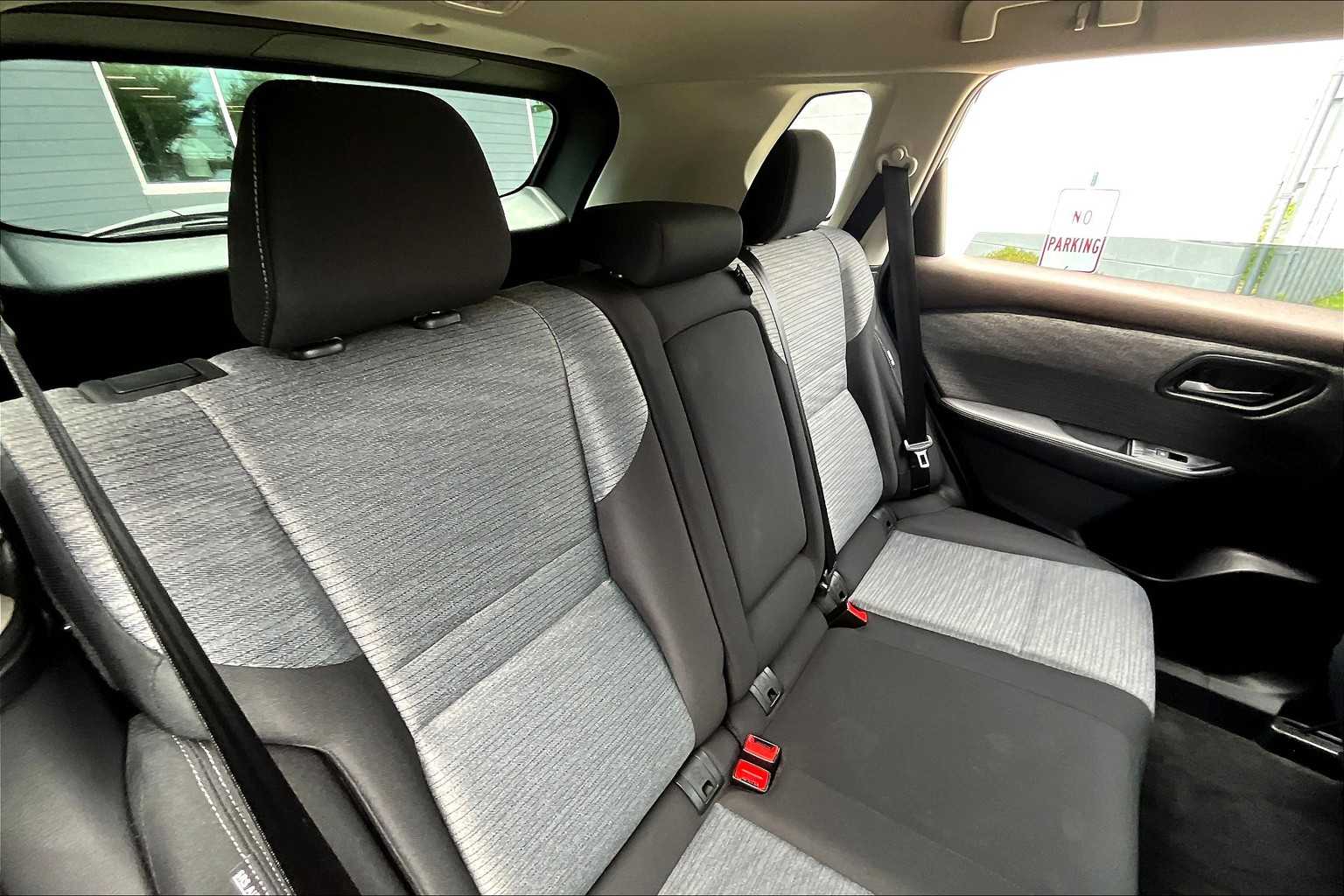 2023 Nissan Rogue SV photo 18