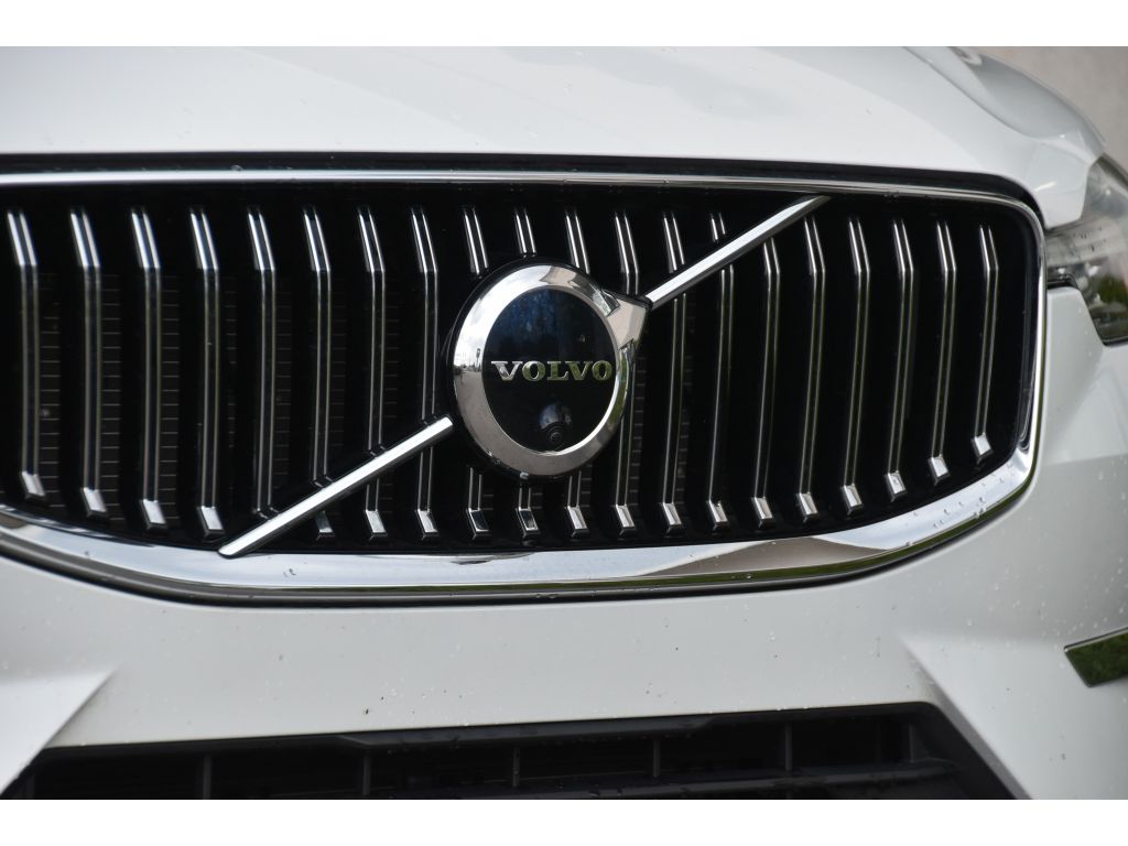 2023 Volvo XC60 B5 Plus photo 11