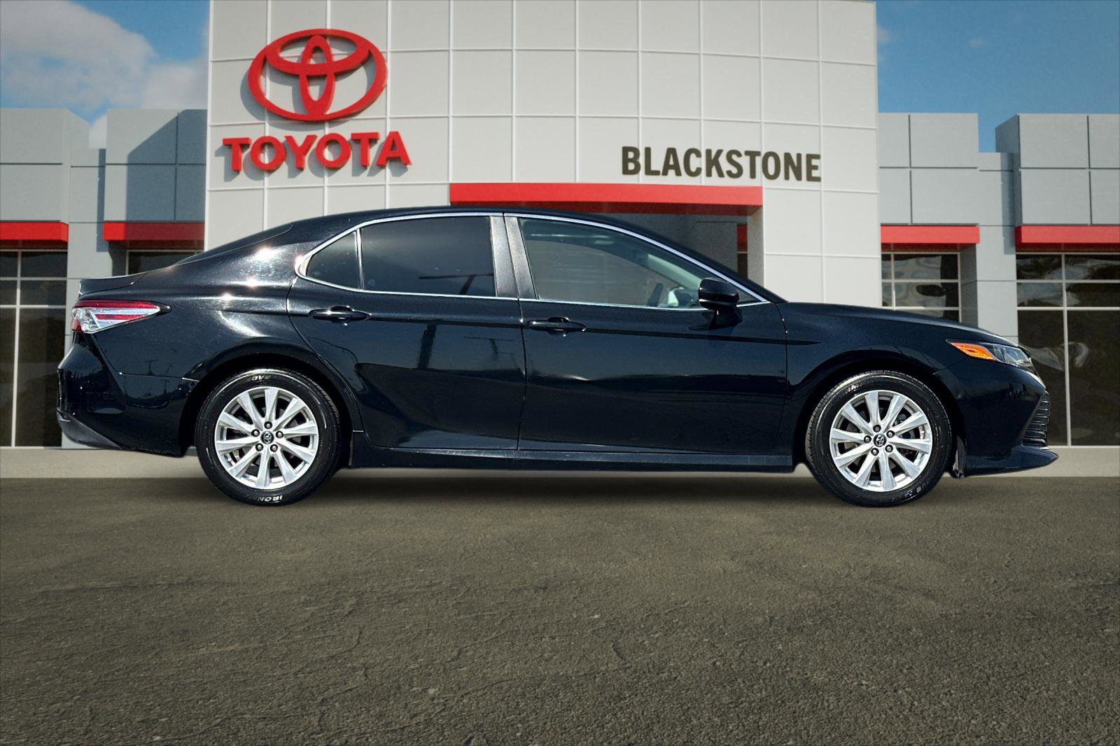 2018 Toyota Camry SE XLE photo 2