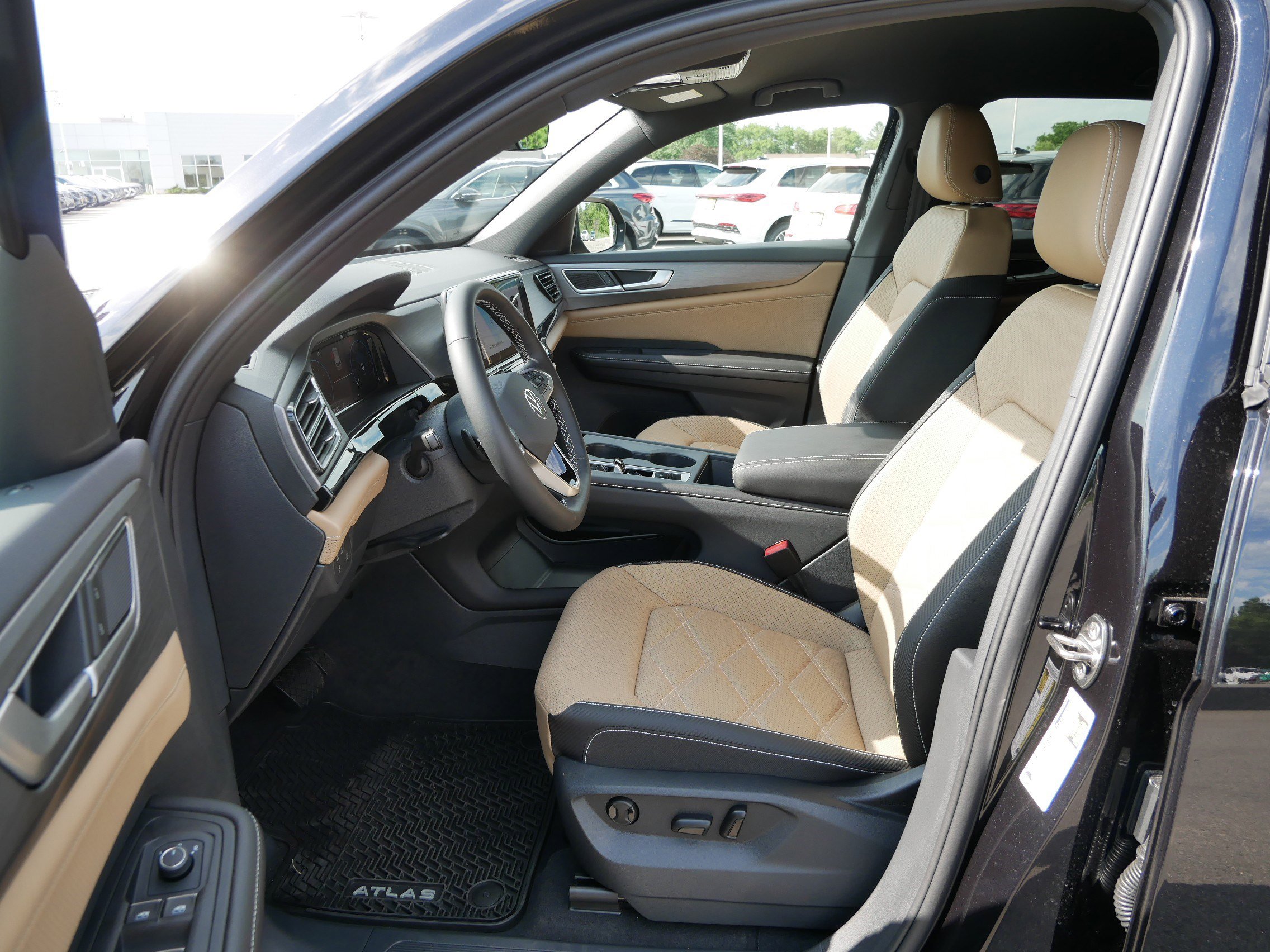 2025 Volkswagen Atlas SEL R-Line photo 3