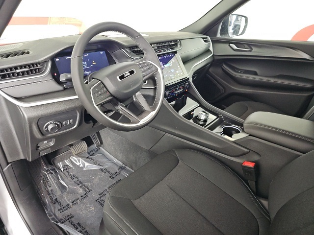 2025 Jeep Grand Cherokee Laredo Altitude photo 10
