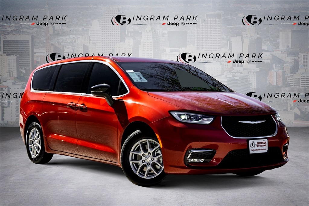 2026 Chrysler Pacifica Select's photo