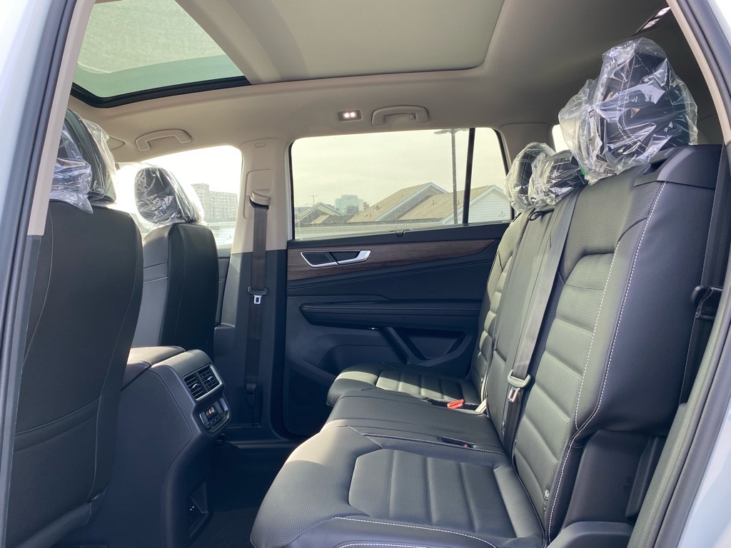 2025 Volkswagen Atlas SEL photo 10