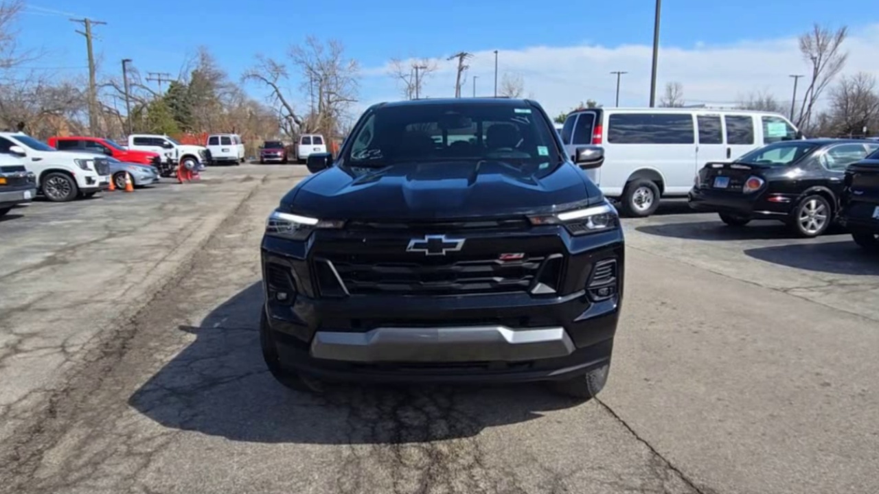 2025 Chevrolet Colorado Z71 photo 3