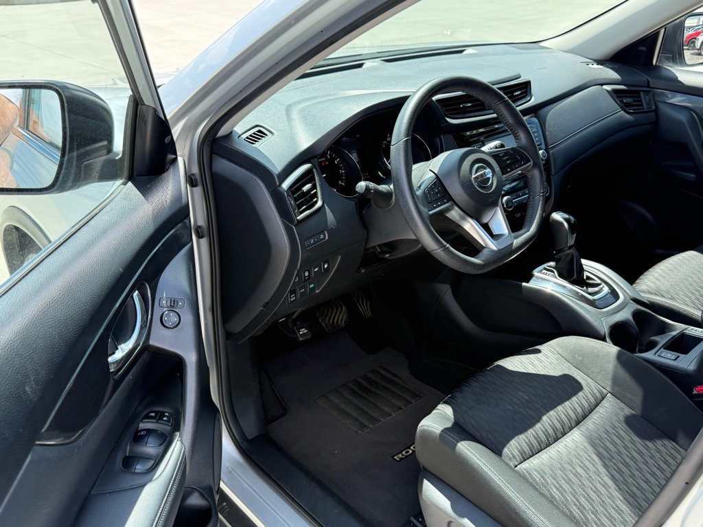 2020 Nissan Rogue SV photo 9