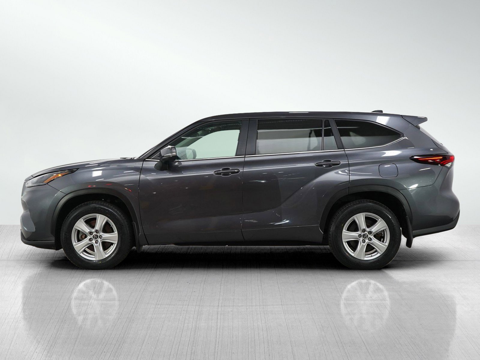 Used 2024 Toyota Highlander LE with VIN 5TDKDRBH2RS550931 for sale in Bloomington, Minnesota