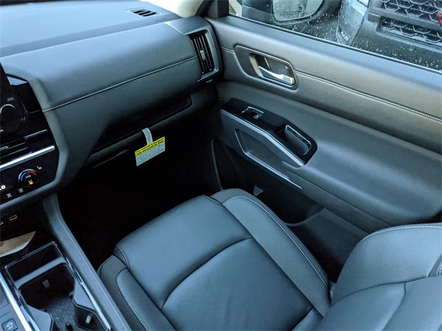2025 Nissan Pathfinder SL photo 9