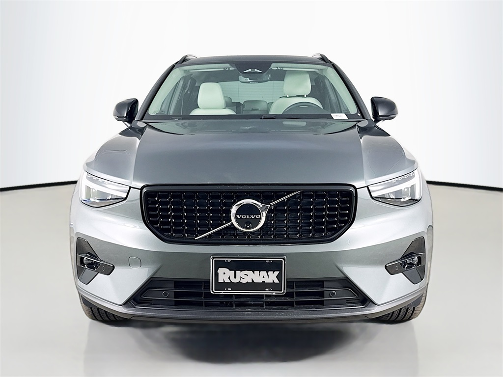 2026 Volvo XC40 Plus photo 2