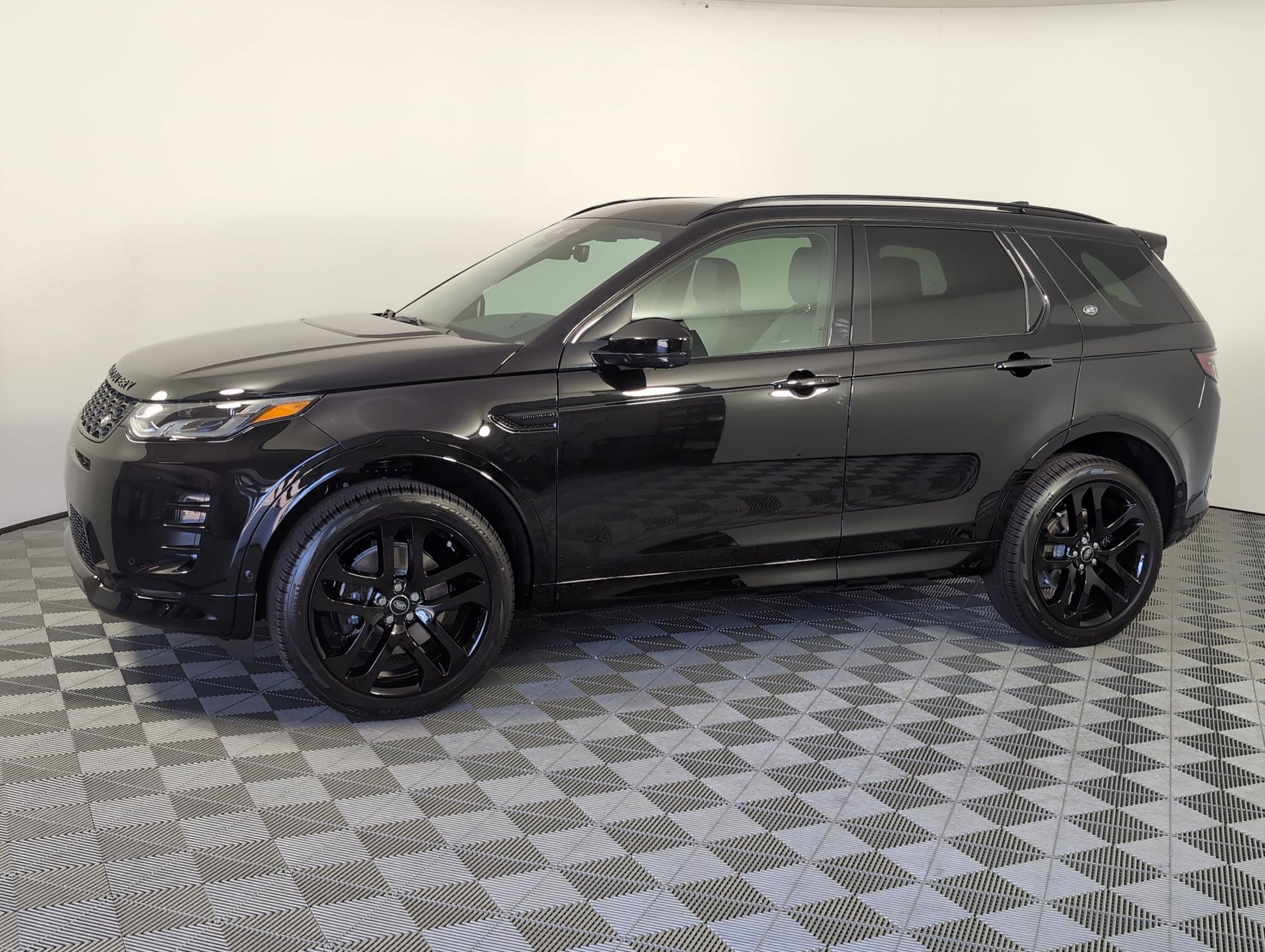 2025 Land Rover Discovery Sport Dynamic SE's photo