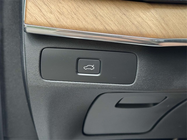 2023 Volvo XC90 B5 Plus photo 18