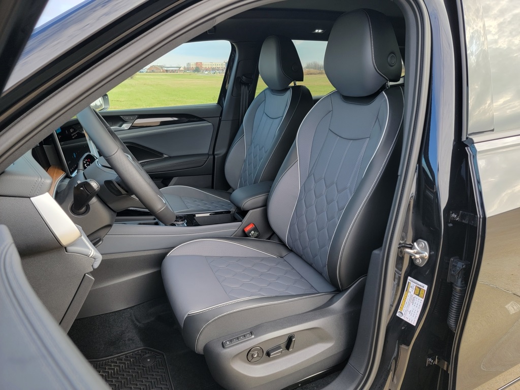 2026 Volkswagen Tiguan SEL R-Line photo 2