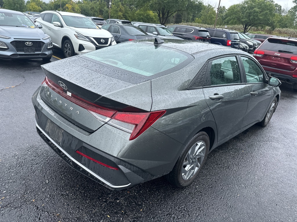 2024 Hyundai Elantra SEL photo 9