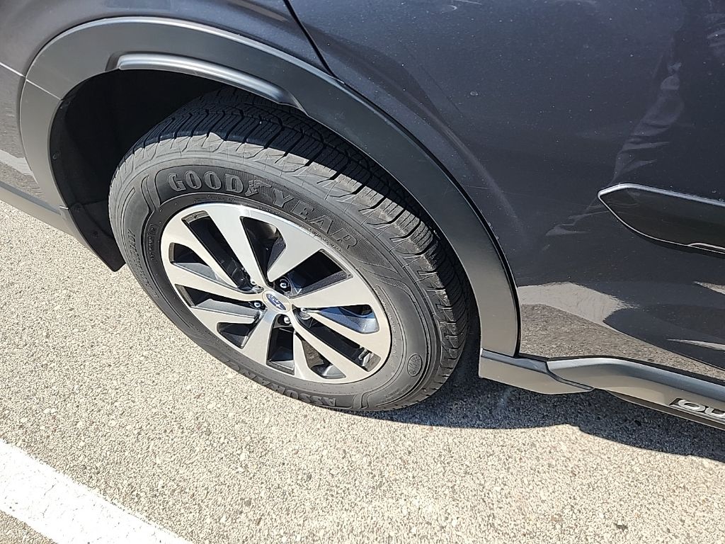 2020 Subaru Outback Premium photo 3