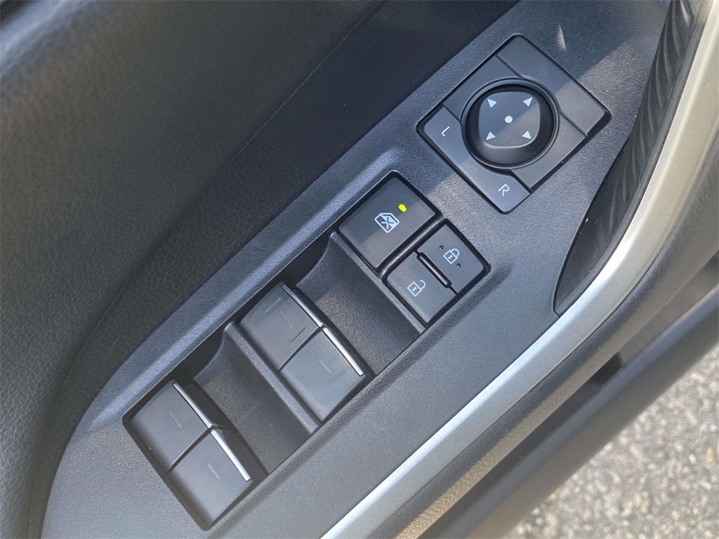 2022 Toyota RAV4 Hybrid XSE photo 11