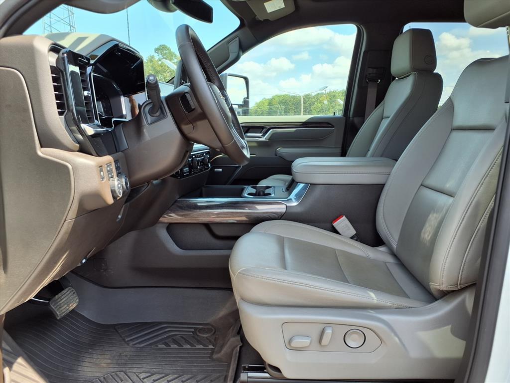 2025 Chevrolet Silverado 2500HD LTZ photo 3