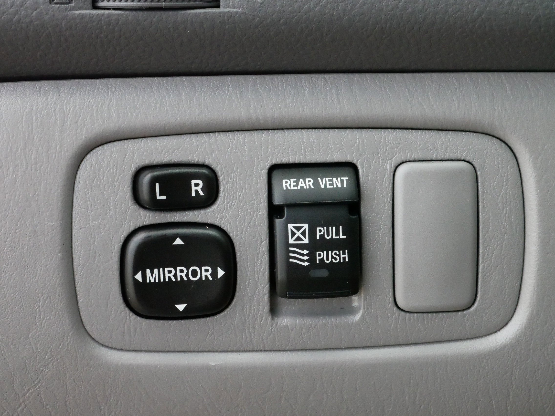 2009 Toyota Sienna XLE photo 25