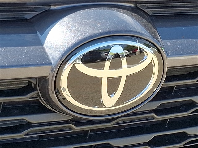 2025 Toyota RAV4 XLE photo 18
