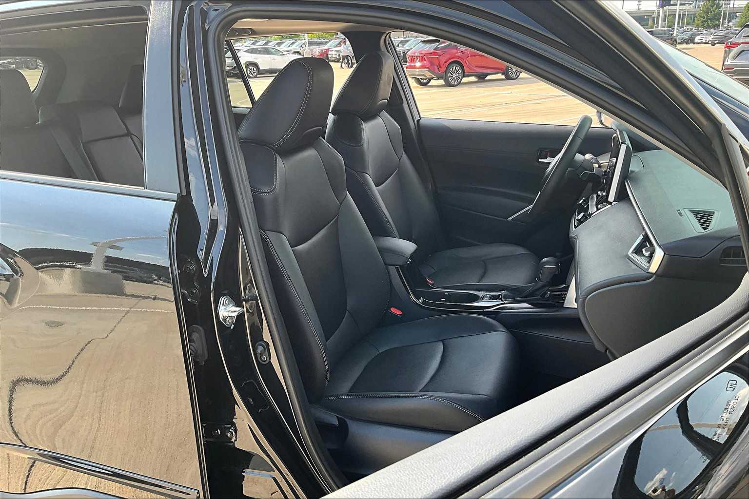 2024 Toyota Corolla Cross XLE photo 8