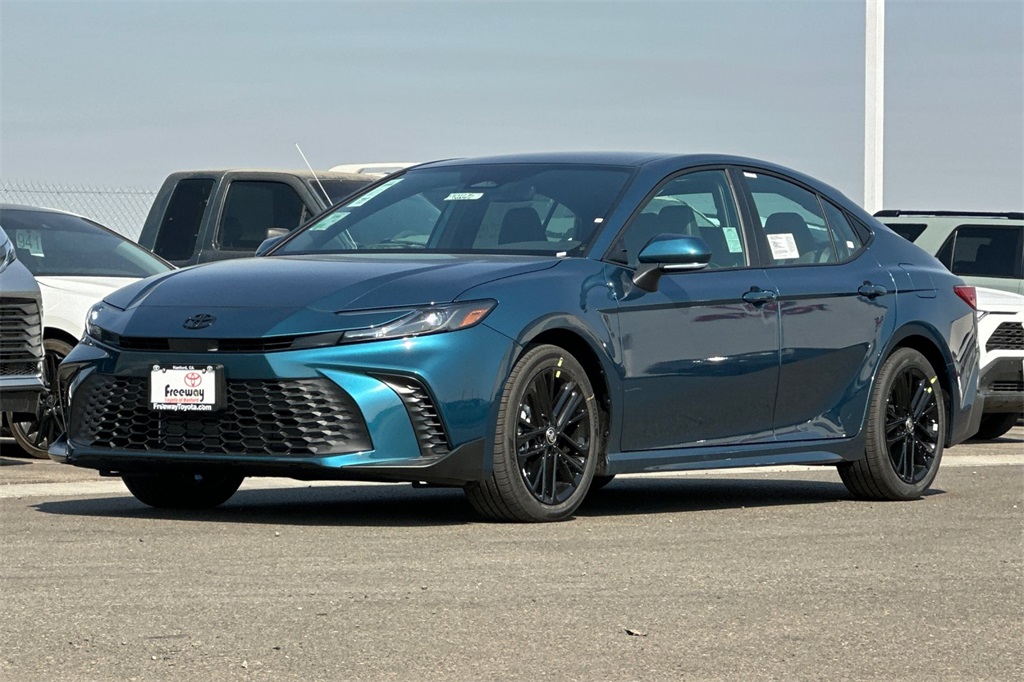2025 Toyota Camry SE photo 8