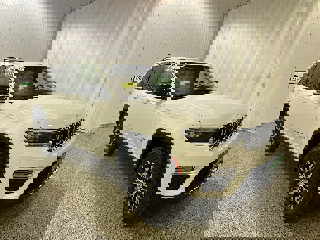 2025 Jeep Grand Cherokee Limited photo 3