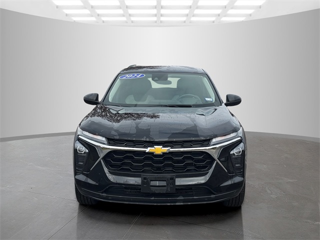 2024 Chevrolet Trax LS photo 2
