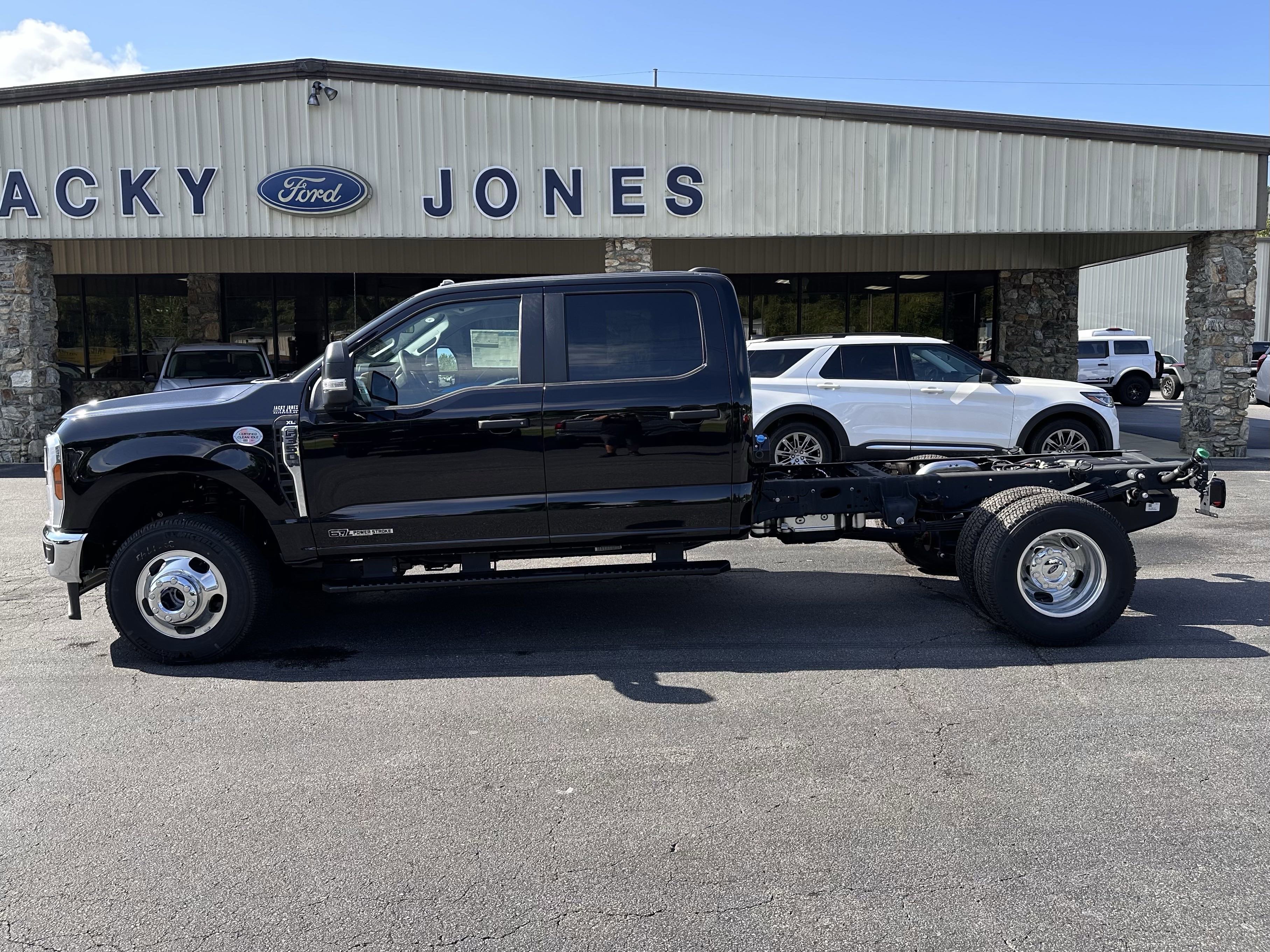 2025 Ford F-350 Super Duty Chassis Cab XL's photo