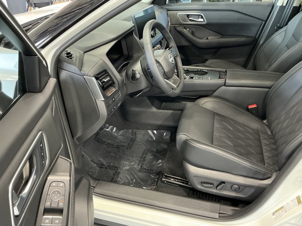 2025 Nissan Rogue Platinum photo 3